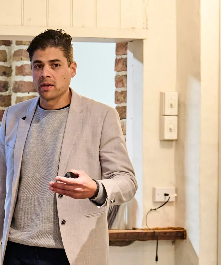 Eddie Urra presenting to a room of investors